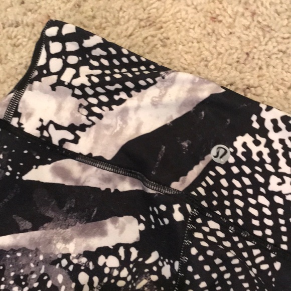 size 2 black/white pattern lululemon leggings $58 - Picture 3 of 3